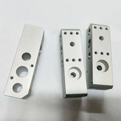Composant de volant à moulage sous pression avec procédé d'usinage CNC et tourneuse CNC