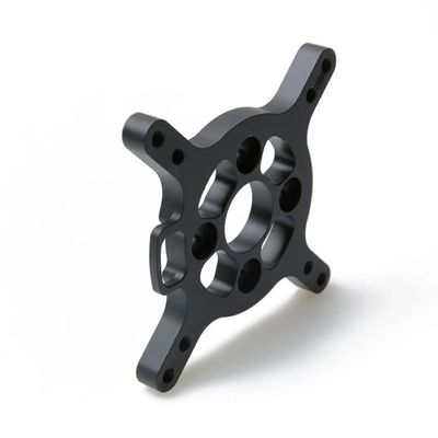 Pièces d'usinage CNC à feuilles métalliques avec équipement de forage et à l'intérieur d'une tourneuse CNC